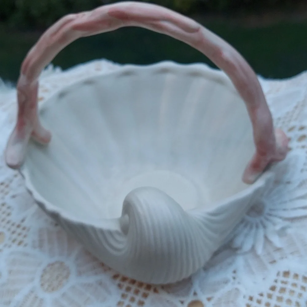 Vintage Fitz and Floyd White Ceramic Shell Basket Holder Display